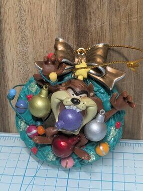 Looney Tunes Tasmanian Devil TAZ  In Wreath Christmas Ornament 2001
